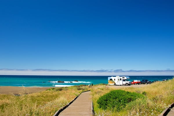 Moonstone Beach Park which includes general coastal views