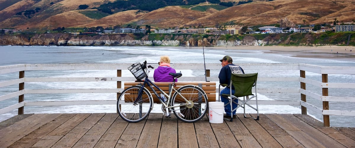 Pismo Beach Pier mettant en vedette pĂȘche aussi bien que petit groupe de personnes