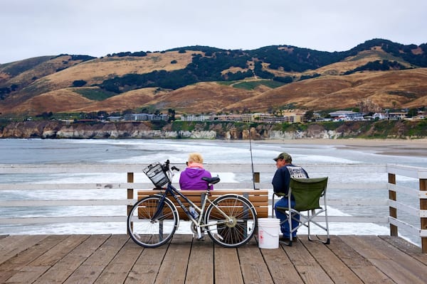 Pismo Beach Pier mettant en vedette pêche aussi bien que petit groupe de personnes