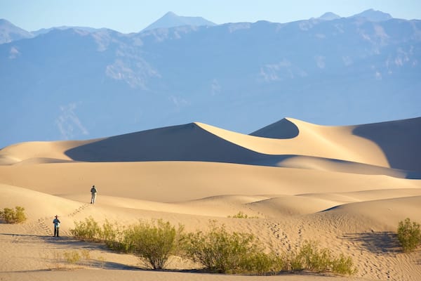 Vallée de la Mort qui includes scÚnes tranquilles et scÚnes forestiÚres aussi bien que couple