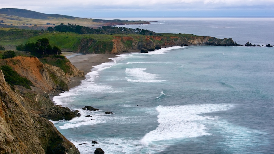 Ragged Point que incluye litoral accidentado, vistas panorámicas y una bahía o un puerto
