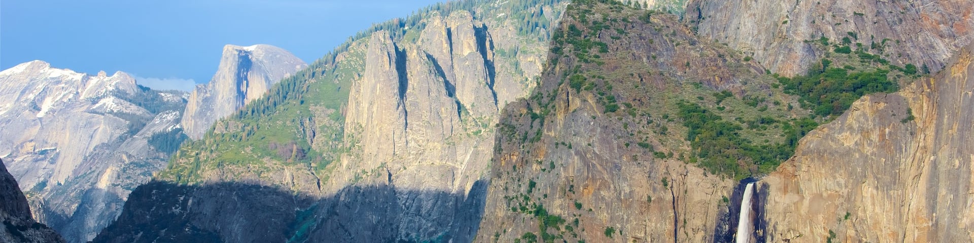 Chutes d\'eau Bridalveil Fall qui includes montagnes, chute d\'eau et scènes forestières