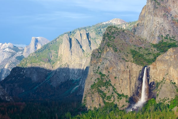 Chutes d\'eau Bridalveil Fall qui includes montagnes, chute d\'eau et scènes forestières