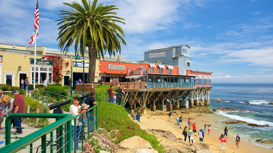 Cannery Row ofreciendo una playa de arena y también un pequeño grupo de personas