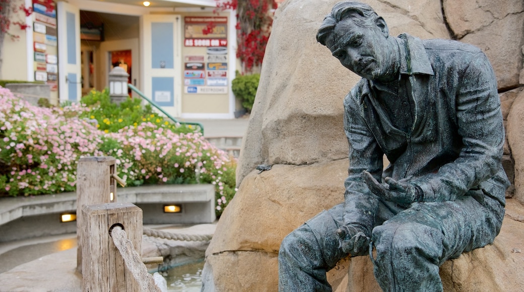 Cannery Row que incluye una estatua o escultura