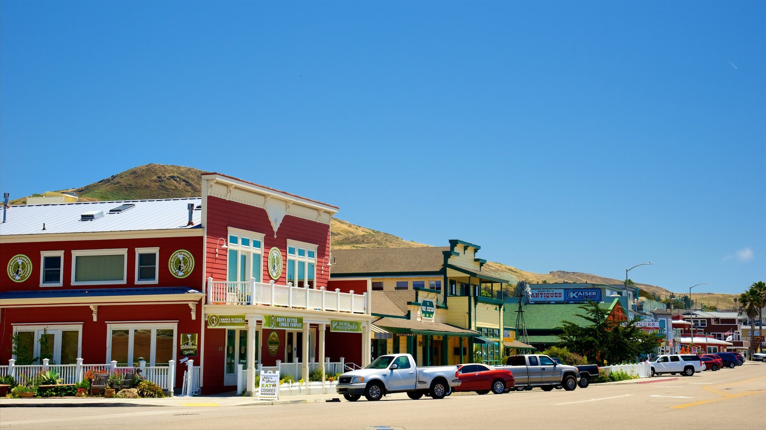 Cayucos which includes a small town or village