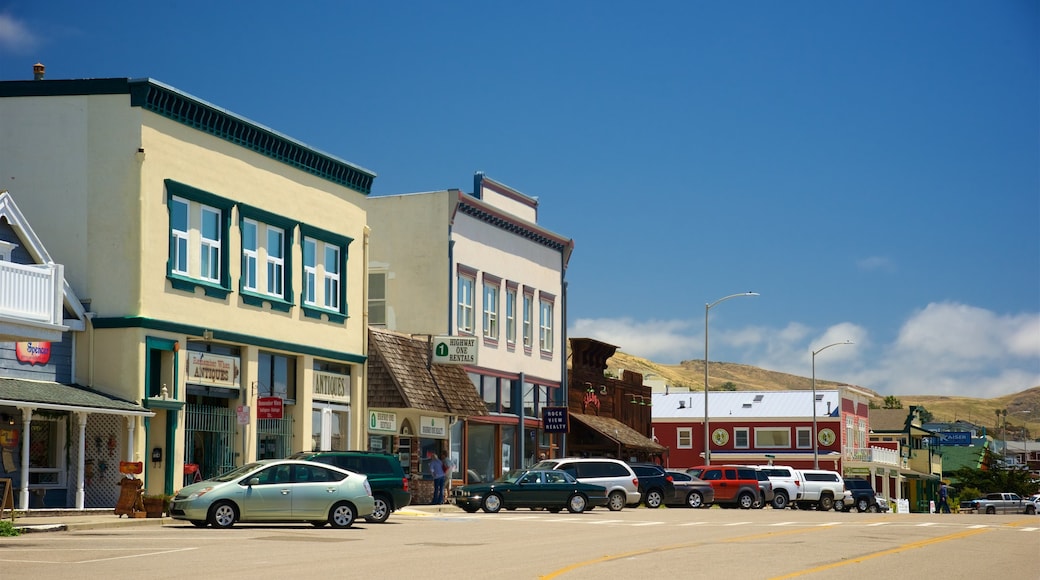 Cayucos ofreciendo una pequeña ciudad o pueblo