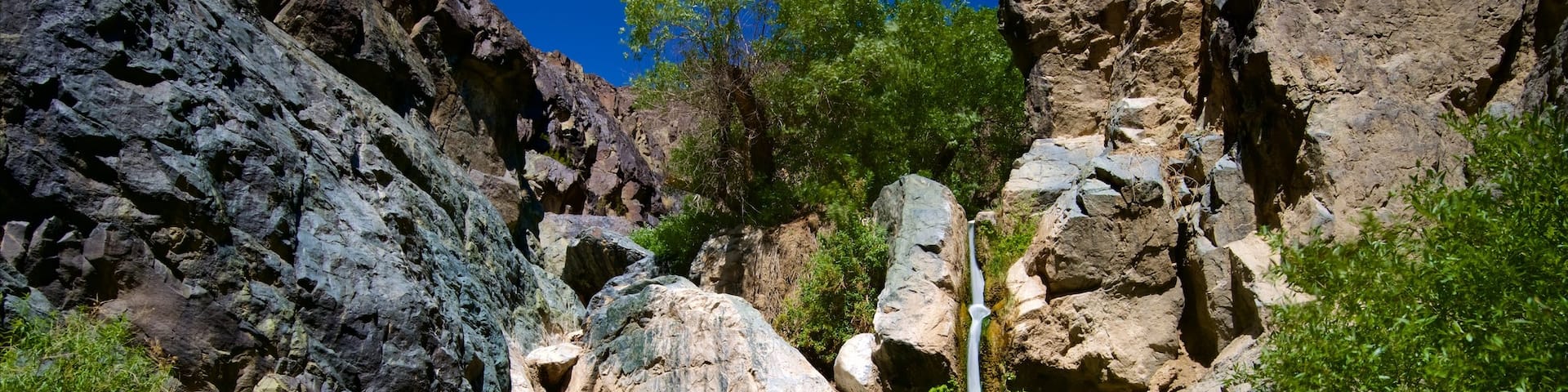 Parque Nacional del Valle de la Muerte mostrando una cascada