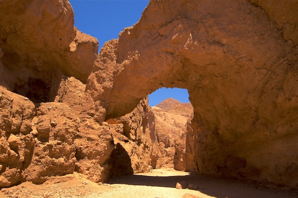 Vallée de la Mort montrant gorge ou canyon et scÚnes tranquilles