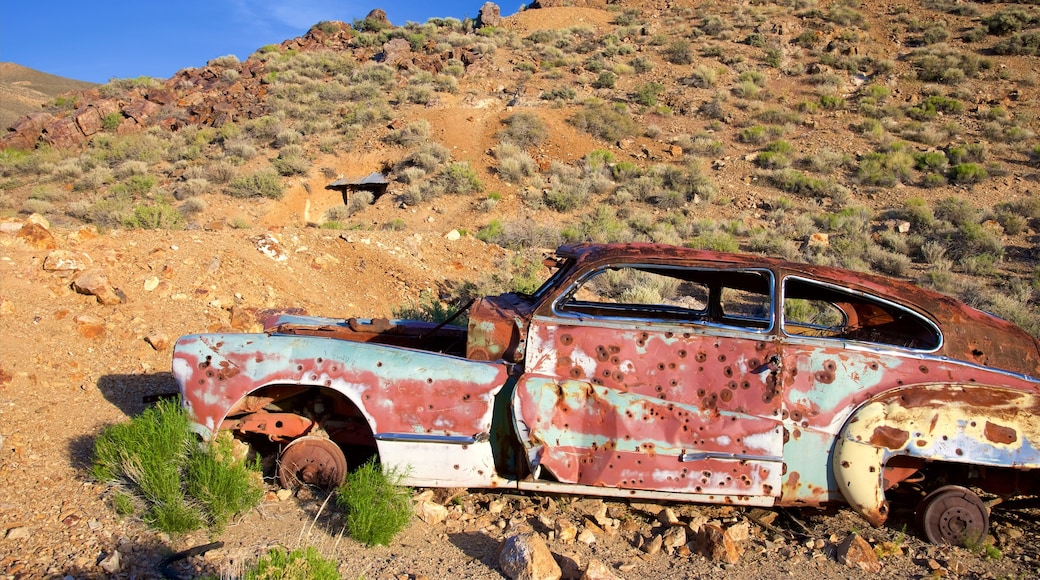 Death Valley National Park presenterar historiska element och öknar