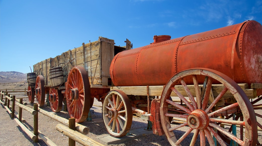 Death Valley som visar järnvägsobjekt, historiska element och stillsam natur