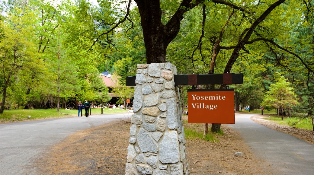 Yosemite Village ซึ่งรวมถึง สวน และ ป้าย