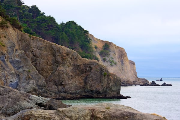 China Beach mettant en vedette vues littorales et cÎte escarpée