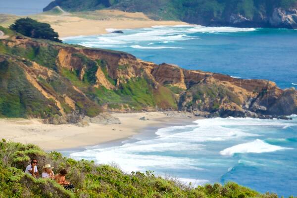 Point Sur Lighthouse welches beinhaltet Landschaften, Sandstrand und Berge