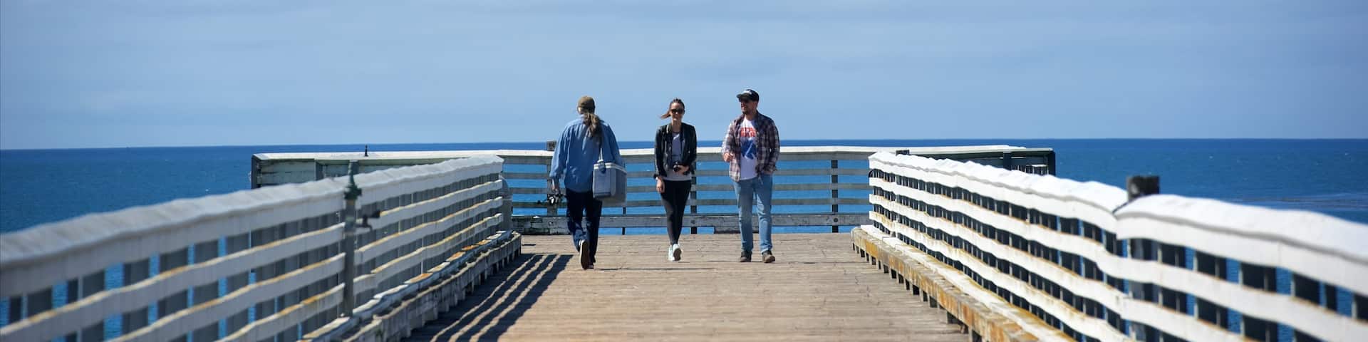 San Simeon Pier sowie kleine Menschengruppe