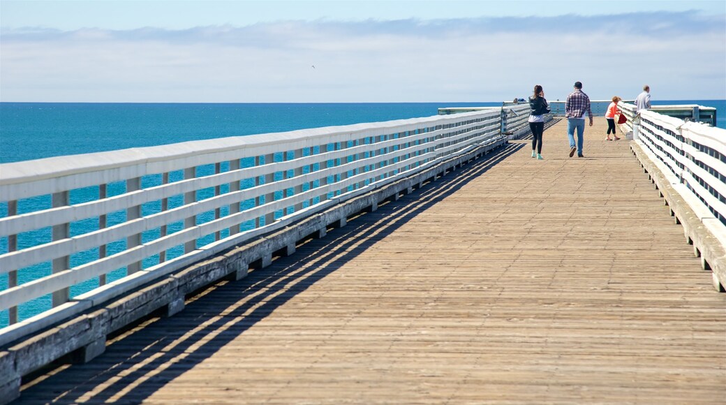 Muelle de San Simeon y también un pequeño grupo de personas