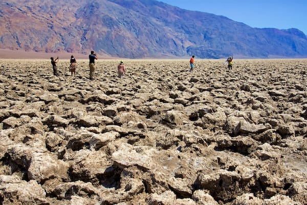 Vallée de la Mort montrant scÚnes tranquilles et vues du désert aussi bien que petit groupe de personnes