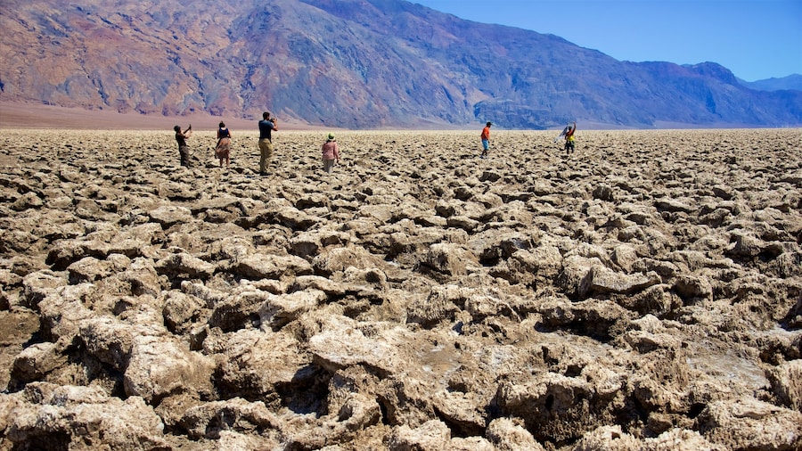 Death Valley cho thấy cảnh sa mạc và cảnh thanh bình cũng như nhóm nhỏ