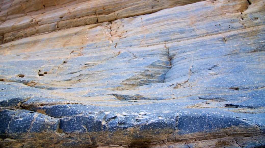 Death Valley welches beinhaltet Schlucht oder Canyon