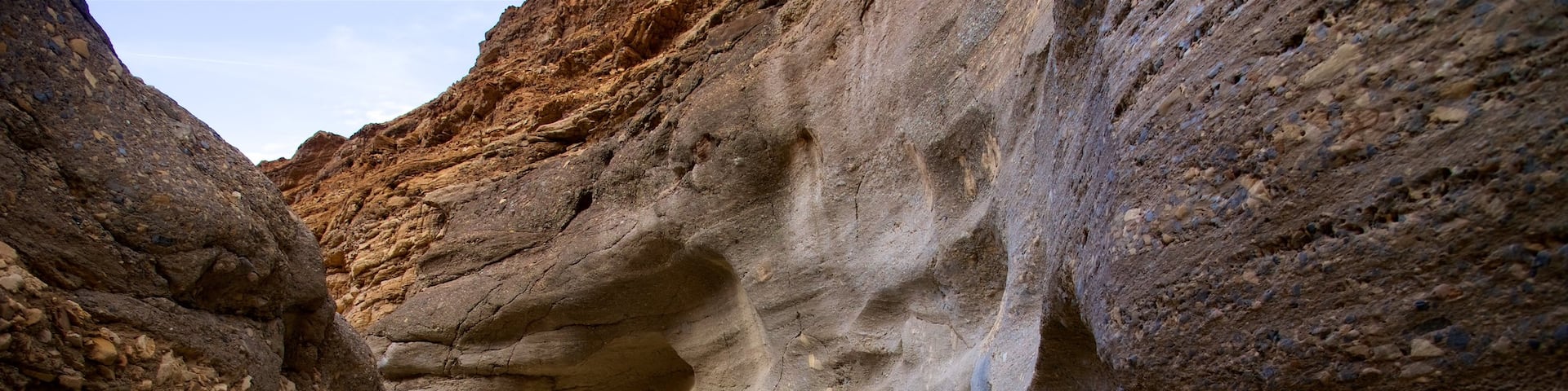 Valle de la Muerte ofreciendo un barranco o cañón