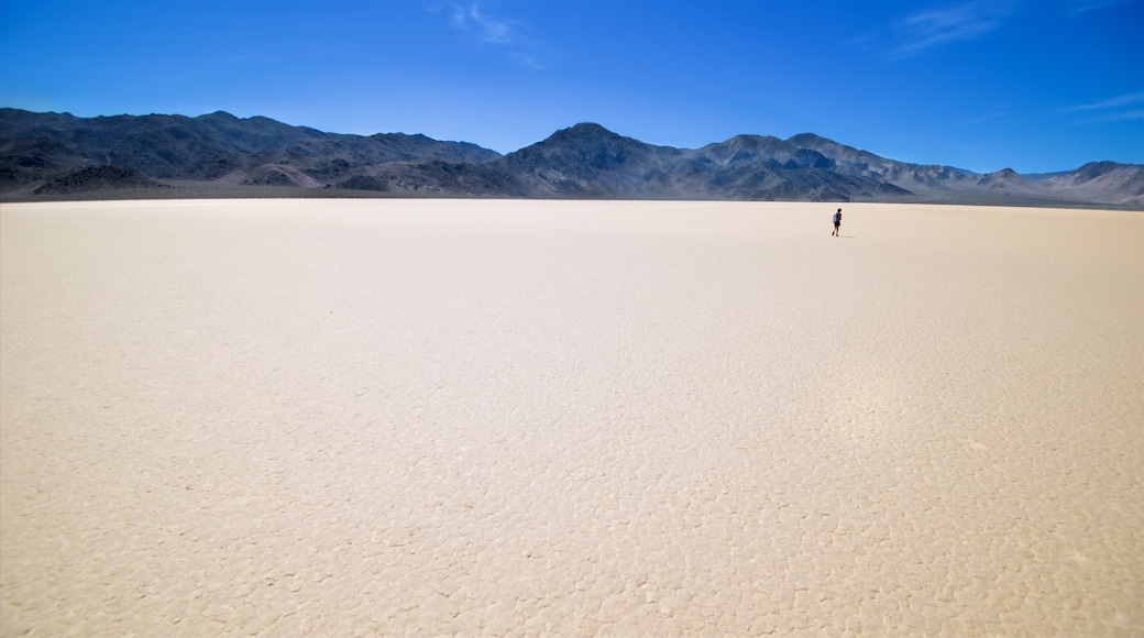 Death Valley som inkluderar öknar och stillsam natur