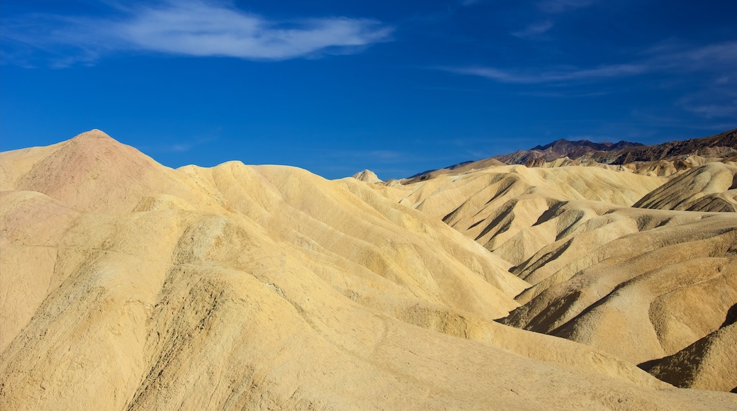 Zabriskie Point mit einem ruhige Szenerie, Berge und Wüstenblick