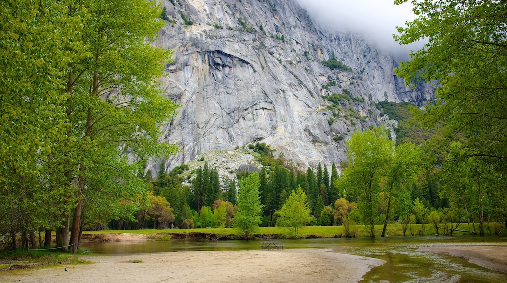 Yosemiten kansallispuisto johon kuuluu rauhalliset maisemat ja joki tai puro