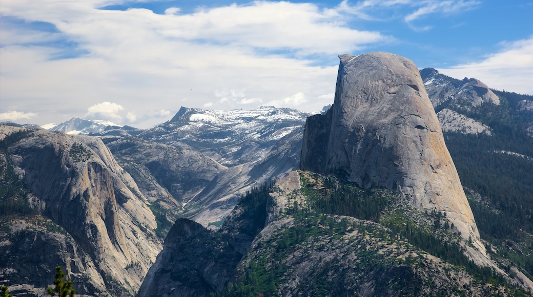 Parque Nacional Yosemite que incluye escenas tranquilas, vistas de paisajes y montañas