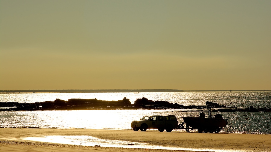 The Kimberley toont algemene kustgezichten, een zandstrand en een ritje met de auto