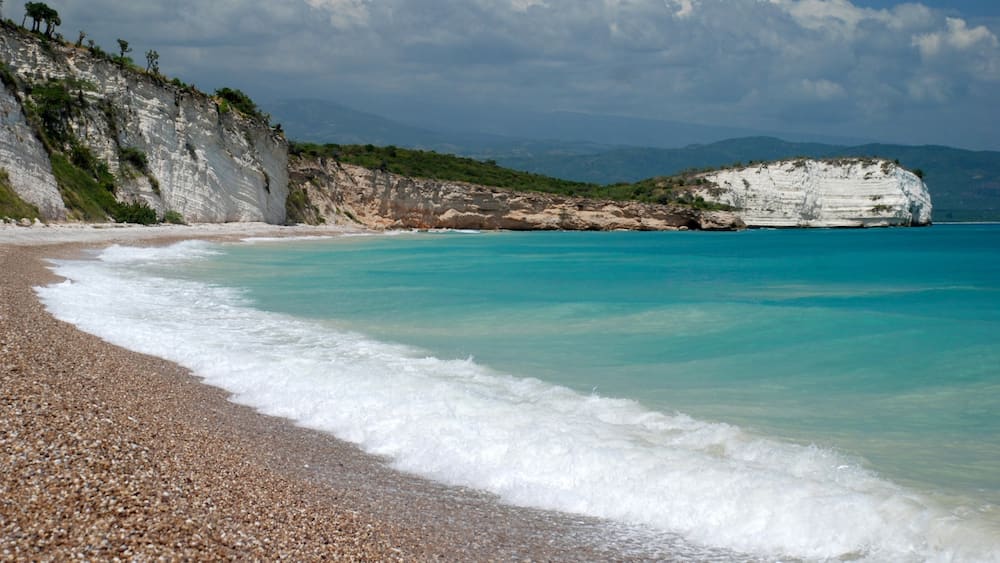 Haïti welches beinhaltet schroffe Küste und Steinstrand