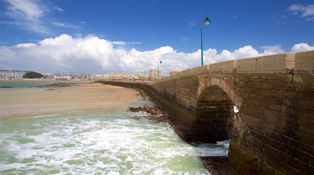 Castillo de San Sebastián das einen Brücke und allgemeine Küstenansicht