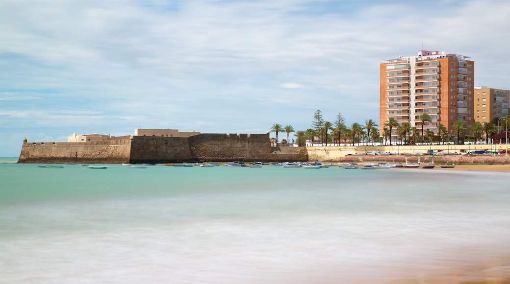 La Caleta-stranden som inkluderer kyst og kystby