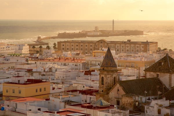 Castillo de San Sebastián mit einem Sonnenuntergang, Küstenort und allgemeine Küstenansicht