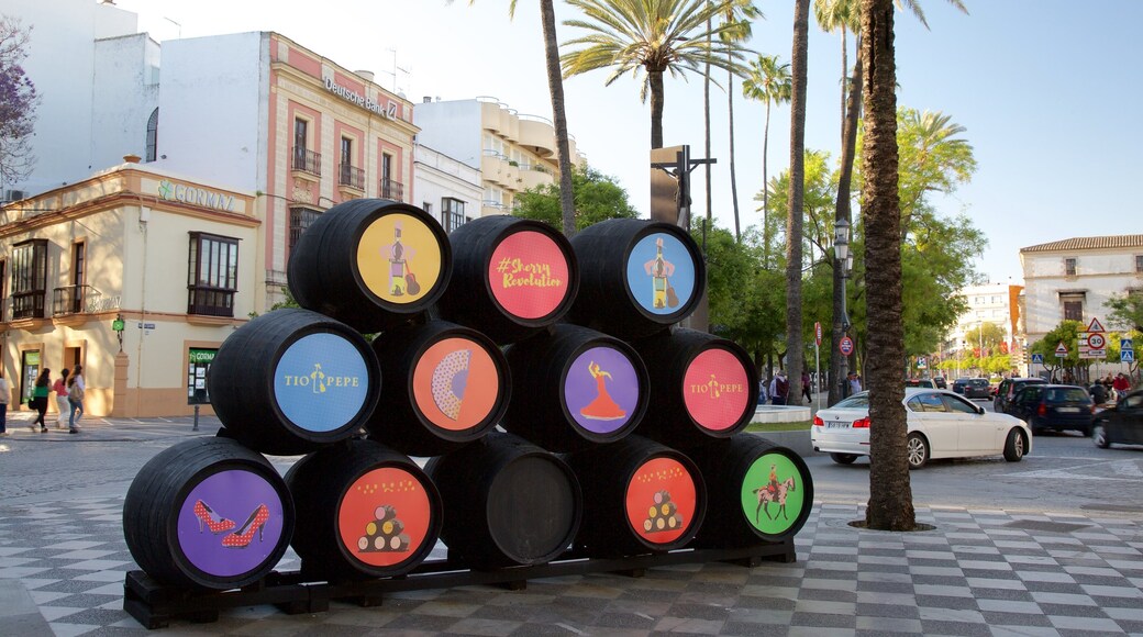 Jerez de la Frontera ofreciendo arte al aire libre y una plaza