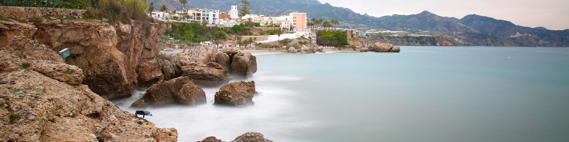 Nerja som visar klippig kustlinje, kustutsikter och en kuststad