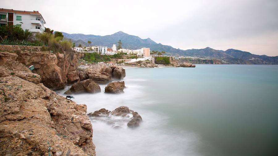 Nerja som visar klippig kustlinje, kustutsikter och en kuststad
