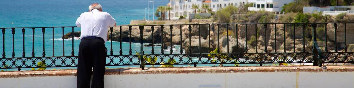 Nerja das einen Küstenort und allgemeine Küstenansicht