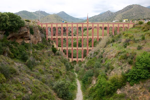 Nerja welches beinhaltet ruhige Szenerie und Brücke