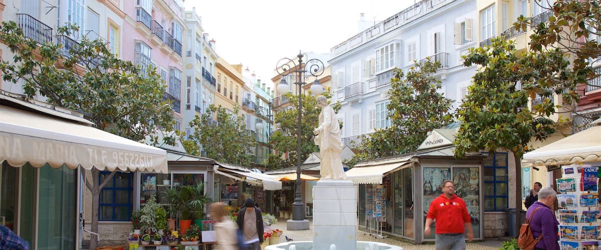 Costa de la Luz mostrando un parque o plaza y una fuente y también un pequeño grupo de personas