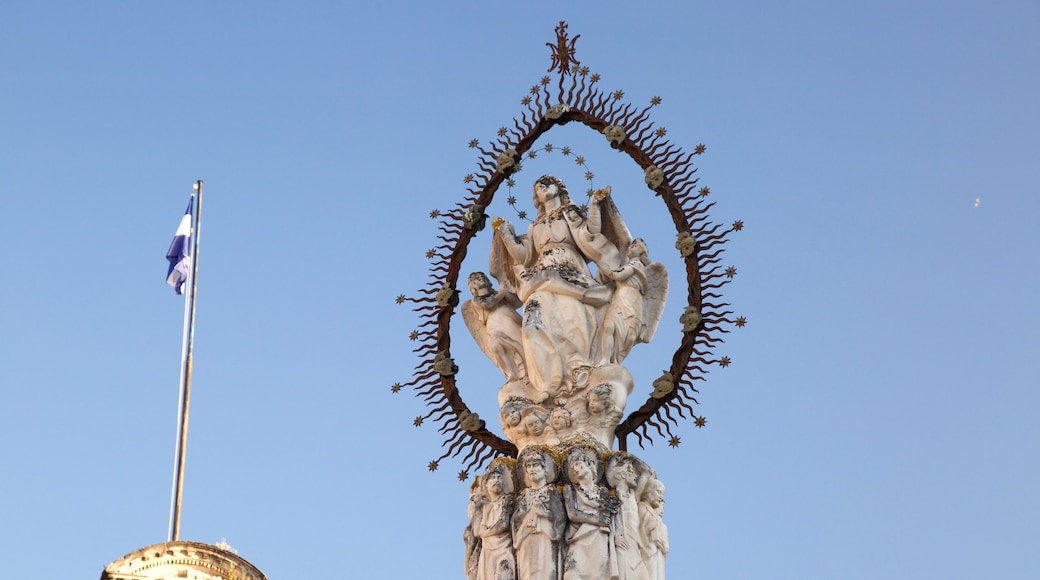 Jerez de la Frontera mostrando una estatua o escultura