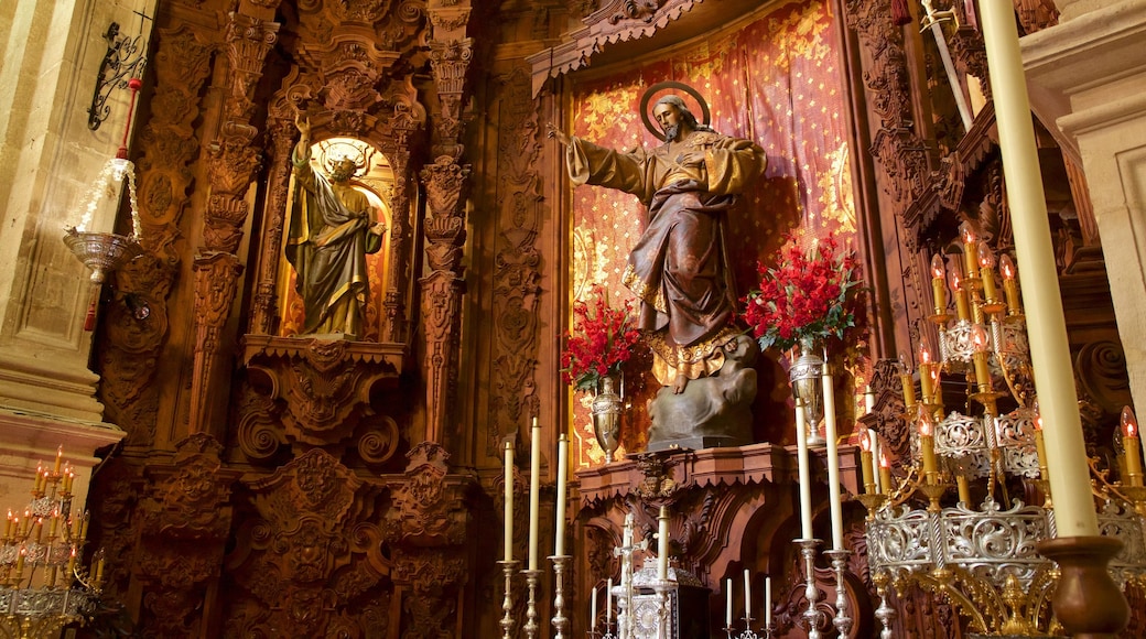 Iglesia de Santa Maria la Mayor caracterizando vistas internas, uma igreja ou catedral e elementos religiosos