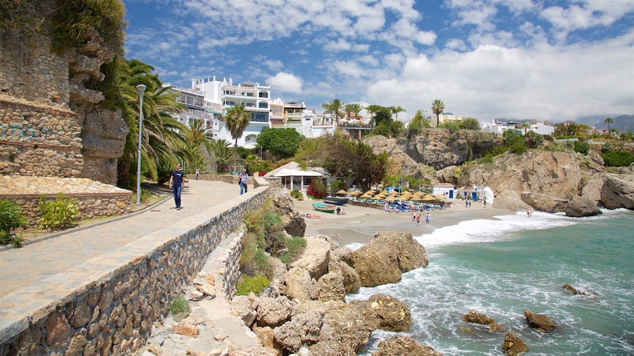 Nerja ofreciendo costa rocosa, una ciudad costera y vistas generales de la costa