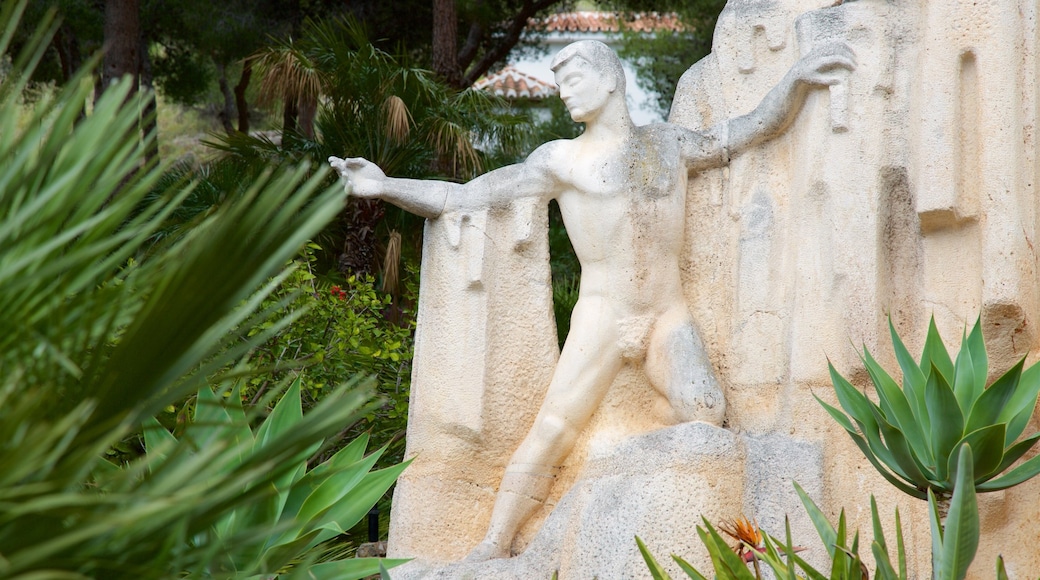 Nerja-grotten fasiliteter samt statue eller skulptur