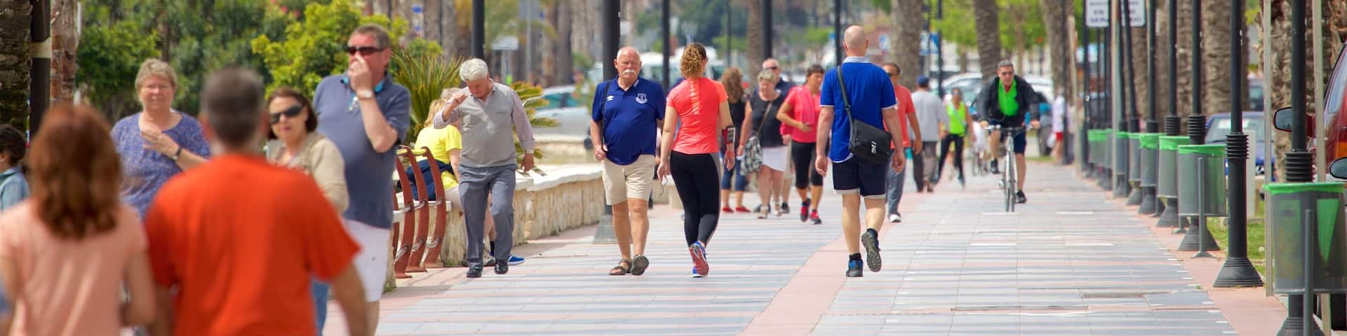 Plage de Los Alamos qui includes scènes de rue aussi bien que important groupe de personnes