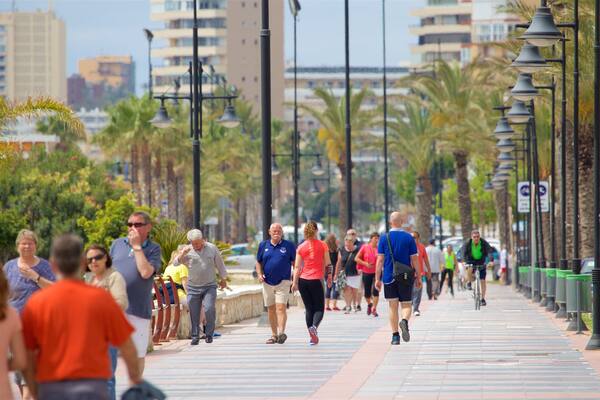 Plage de Los Alamos qui includes scènes de rue aussi bien que important groupe de personnes