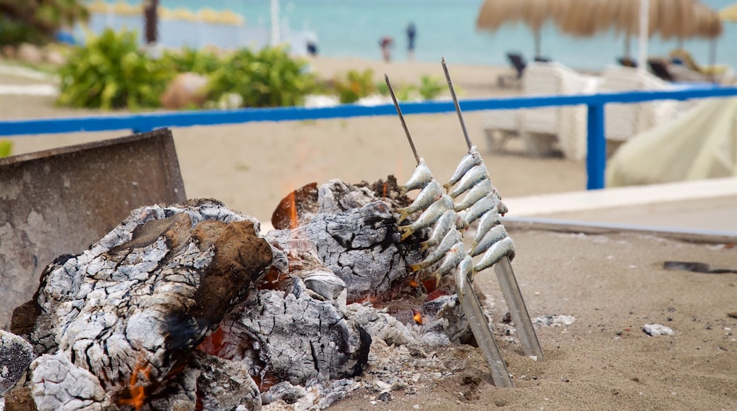 Torremolinos showing a beach