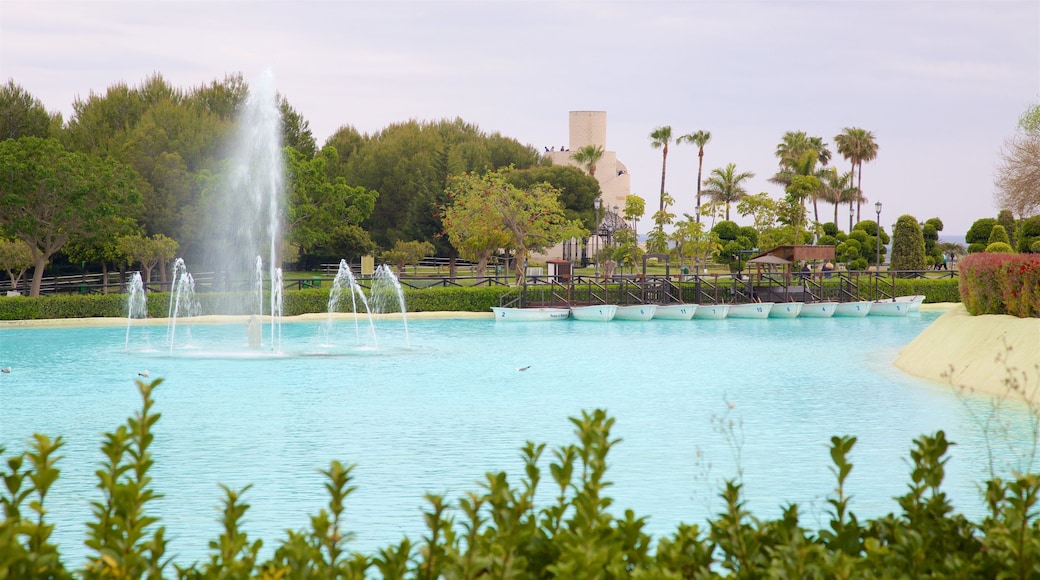 Parque La Bateria mostrando uma piscina e uma fonte