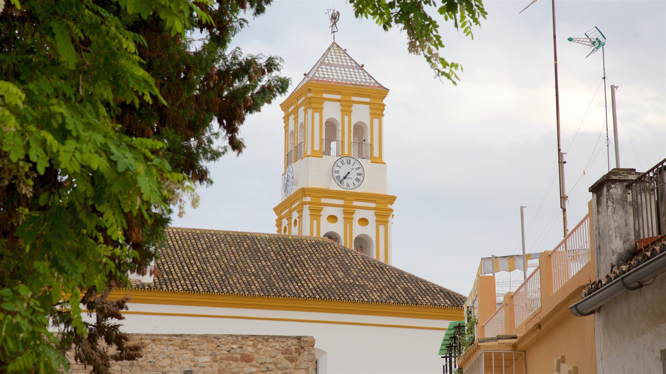 Marbella que incluye una pequeña ciudad o pueblo