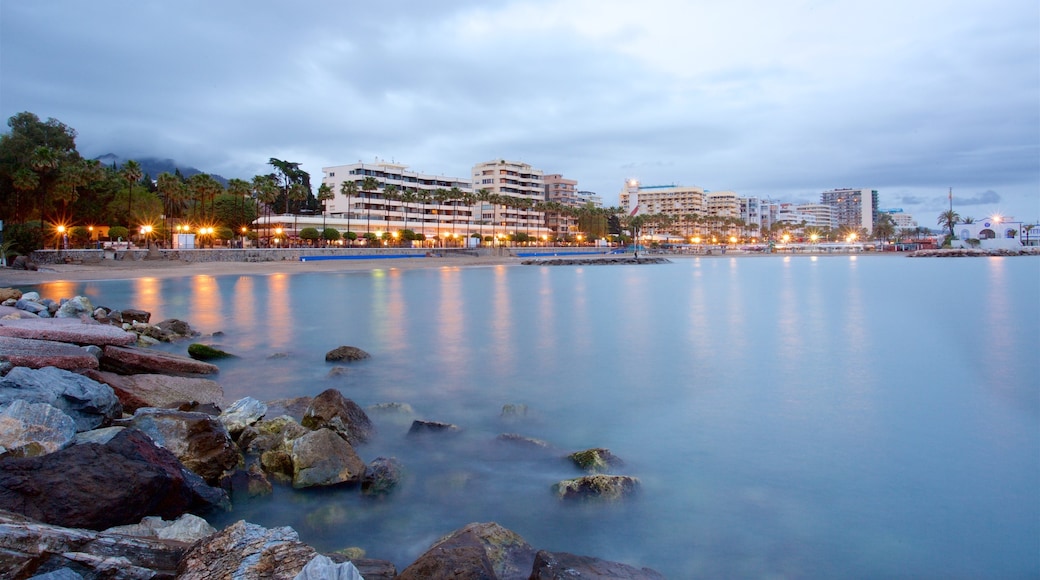 Marbella som visar kustutsikter, klippig kustlinje och en kuststad