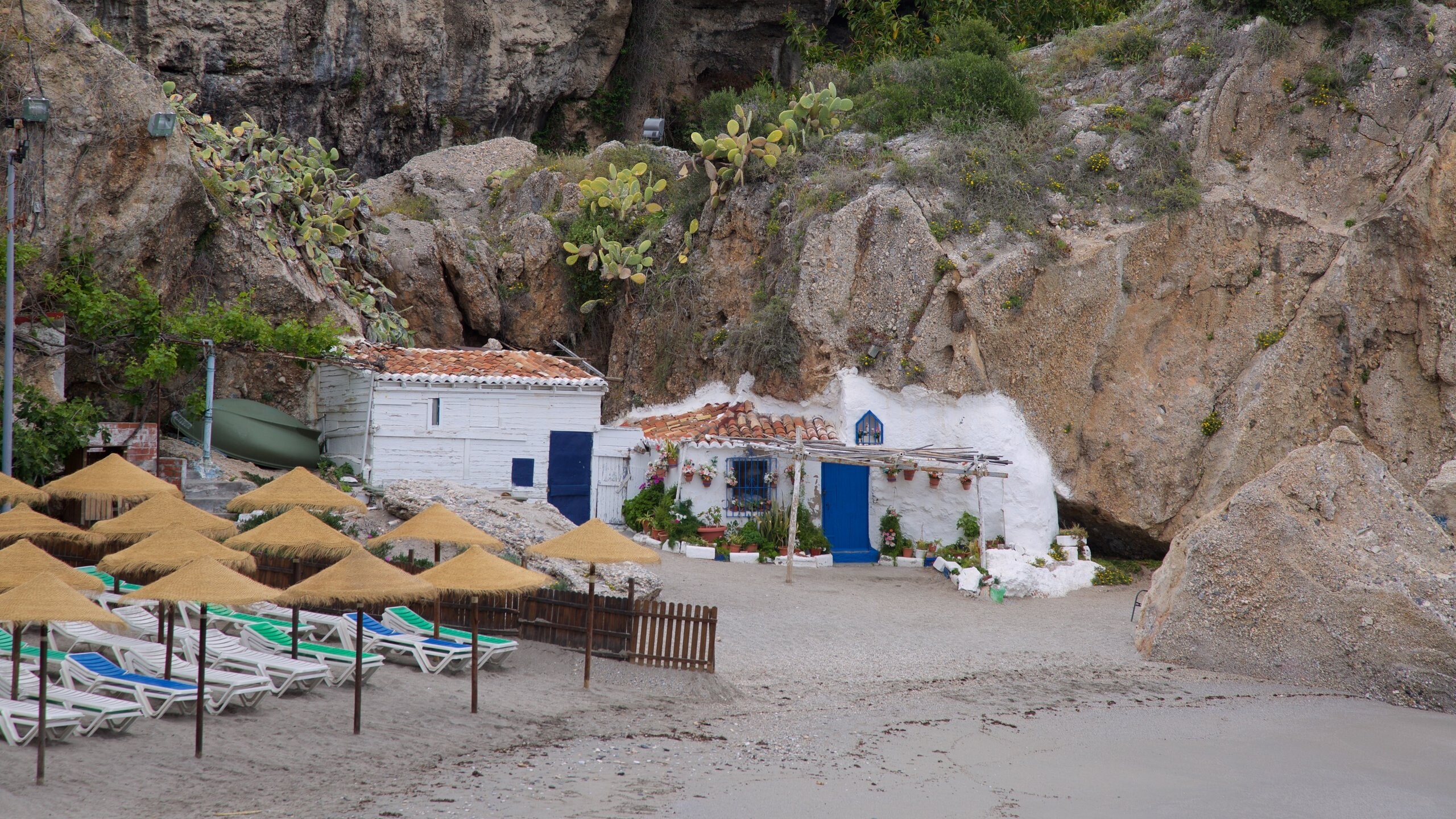 Nerja ofreciendo una casa, escenas tropicales y una playa de arena